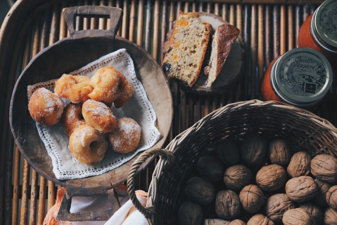 Ciambelle, torta al burro di arachidi e marmellata ai cachi e arancia candita