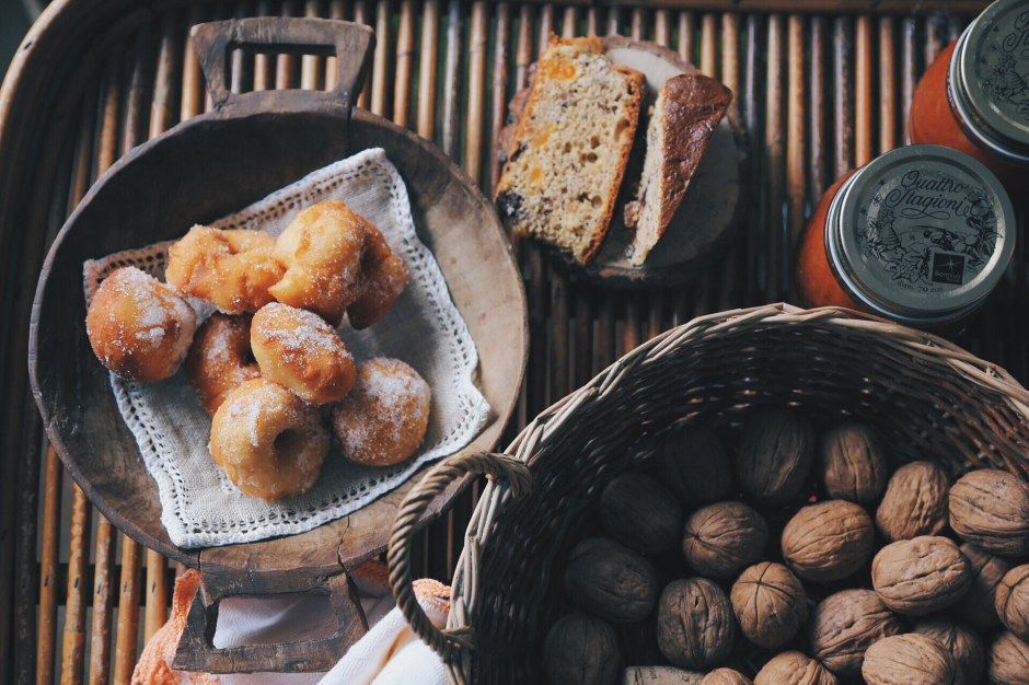 Ciambelle, torta al burro di arachidi e marmellata ai cachi e arancia candita
