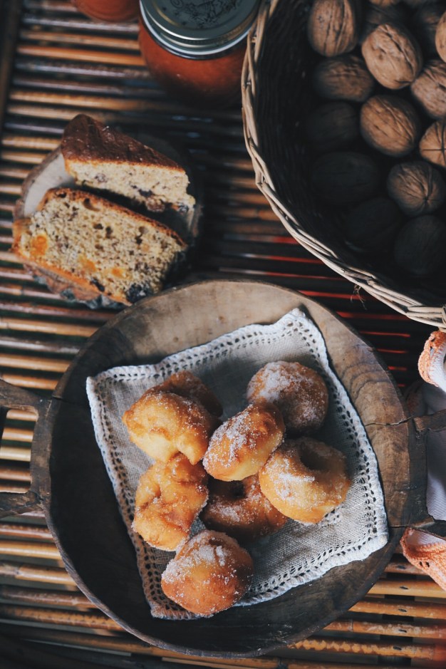 Ciambelle, torta al burro di arachidi e marmellata ai cachi e arancia candita