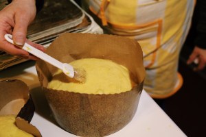 Spennellare con uovo e latte la superficie della pizza