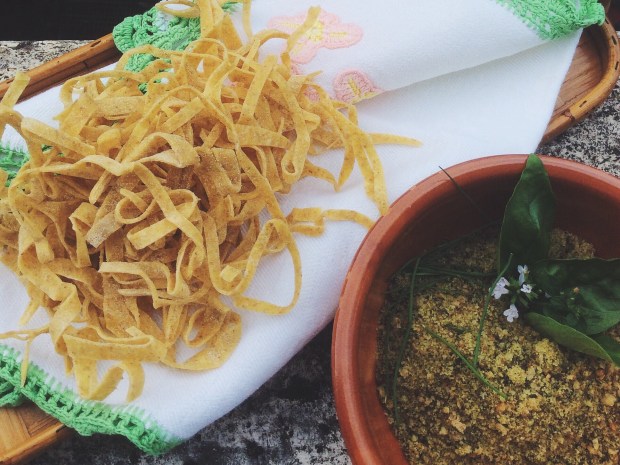 Tagliatelle ai semi integrali con pesto ai semi di sesamo, girasole e di lino e pomodorini datterini