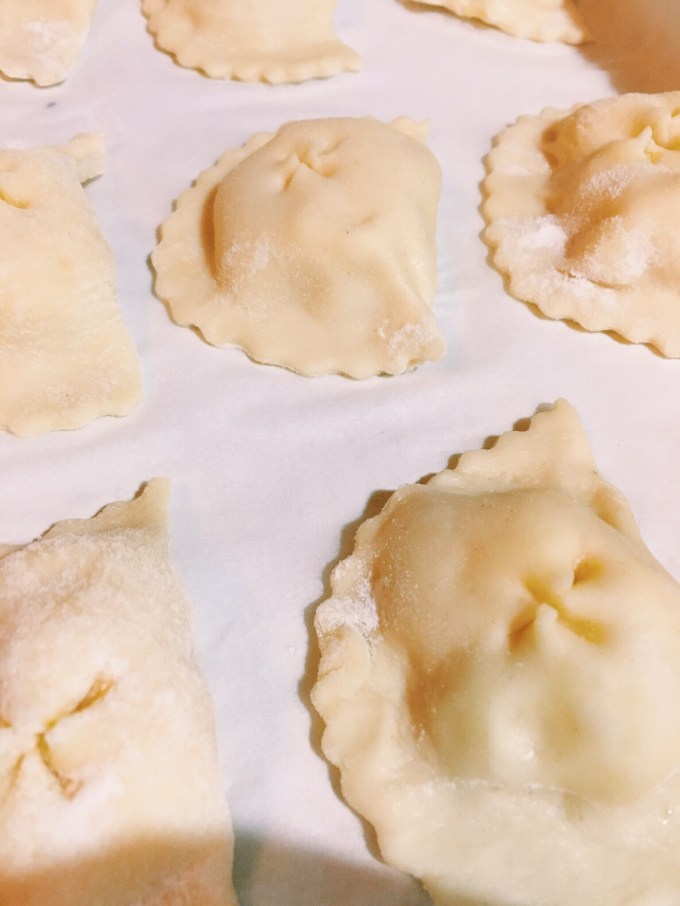 Incidere la sfoglia a croce con le forbici.