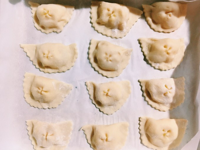 La teglia ricoperta da carta forno, pronta per essere infornata