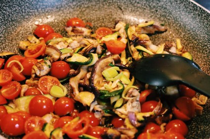 Le verdure grigliate insieme ai pomodorini