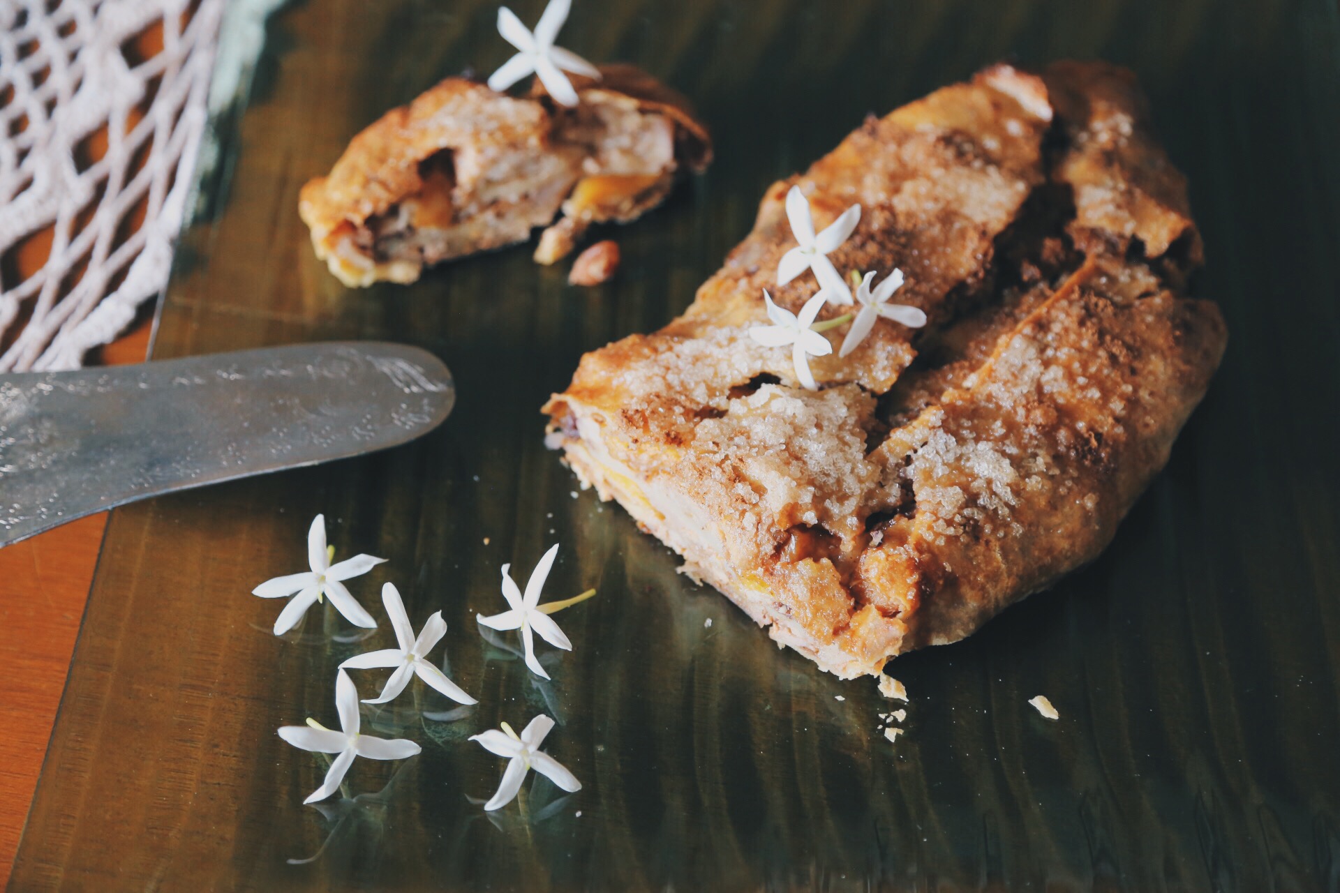 Strudel con ricotta, frutta secca, mele, con fava tonka al profumo di cannella e salsa allo yogurt greco bianco