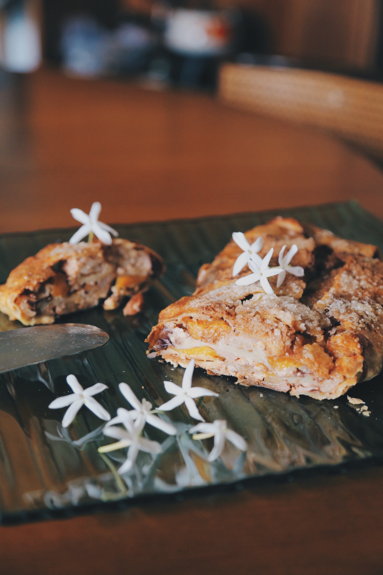 Strudel con ricotta, frutta secca, mele al profumo di cannella e fava tonka e salsa allo yogurt greco bianco