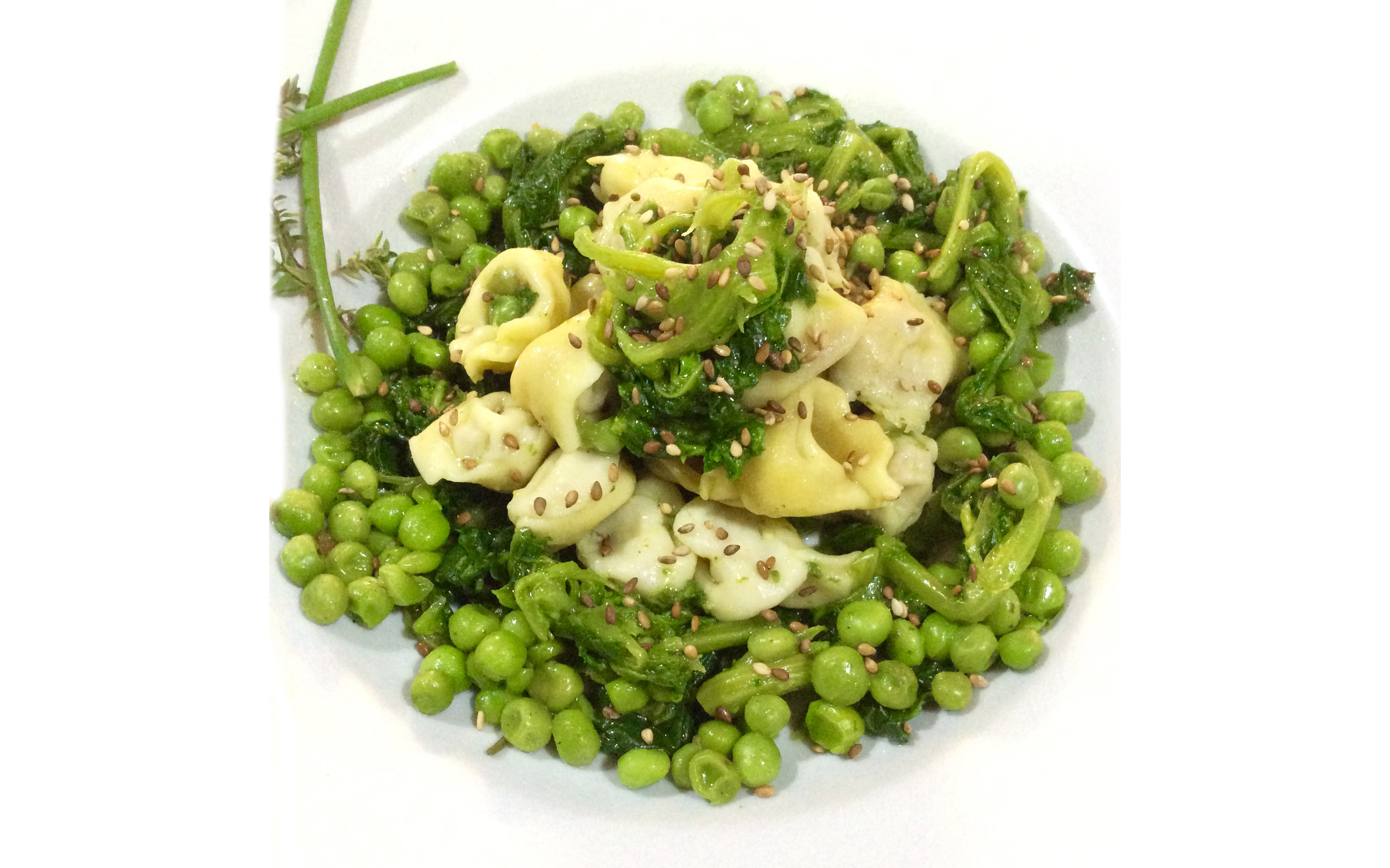 Cappelletti ripieni di lenticchie alle cime di rape e pisellini e sesamo